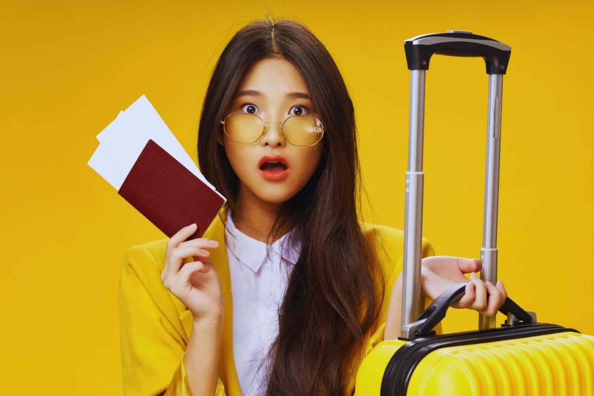 Ragazza con biglietti e passaporto in mano