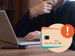 Uomo al computer segnale allerta carte di credito