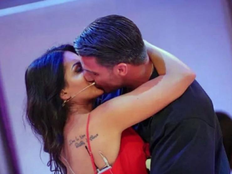 Dennis Bogoncelli e Margherita Aiello si baciano