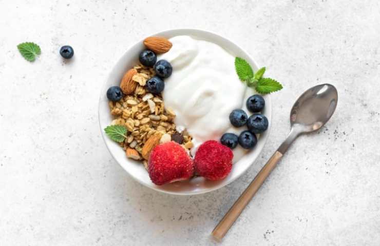 yogurt frutta e cereali