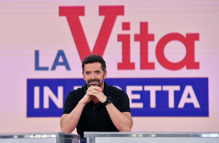 Il conduttore Alberto Matano nello studio della trasmissione RAI ‘La Vita in Diretta’