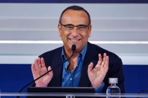Carlo Conti in conferenza stampa durante il Festival di Sanremo