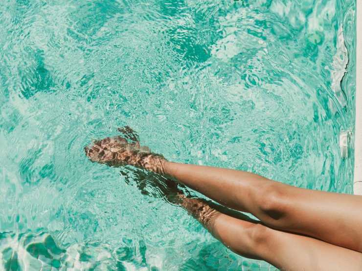 donna in piscina