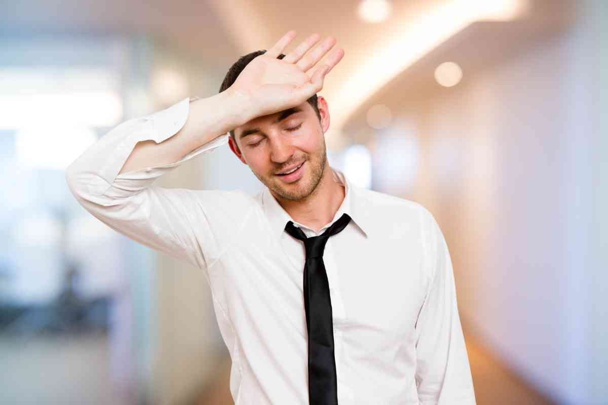 Uomo con mano sulla testa ma sollevato