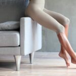 Donna sul divano con cosce snelle in mostra