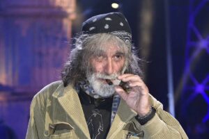 Mauro Corona durante un evento letterario