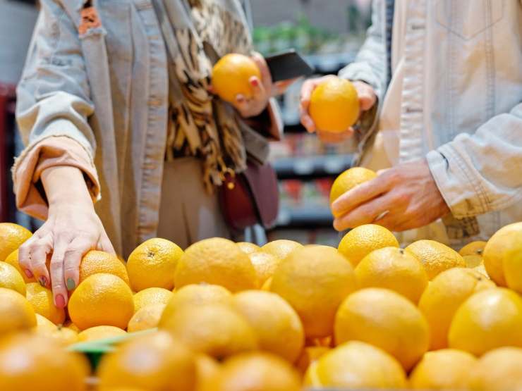 Donna che sceglie limoni