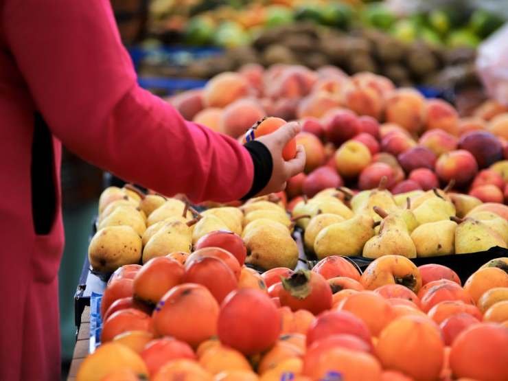 Donna che sceglie frutta e verdura al supermercato