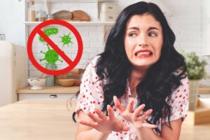 donna disgustata su sfondo cucina e immagine germi
