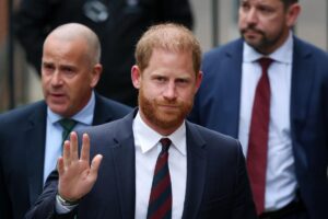 Il principe Harry saluta