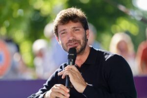 Stefano De Martino intervistato in un evento