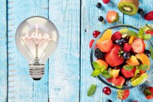 Macedonia tagliata e lampadina con scritto idea