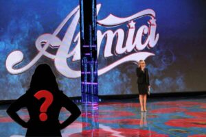 Logo amici, Maria De Filippi e donna con punto interrogativo