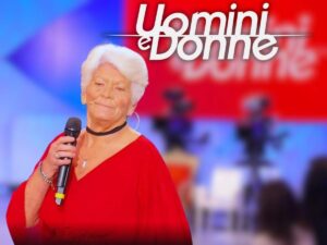Sfondo Uomini e Donne e Pinuccia in primo piano