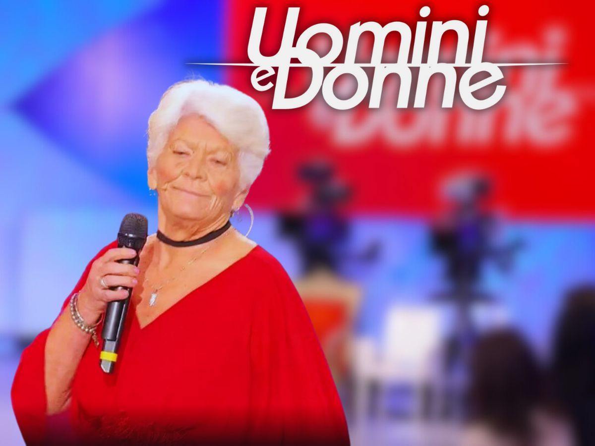 Sfondo Uomini e Donne e Pinuccia in primo piano