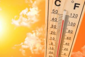 termometro e sfondo giallo di calore estremo