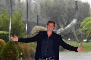 Il conduttore televisivo Teo Mammucari durante un evento Rai