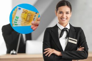 donna reception hotel e banconote euro in mano
