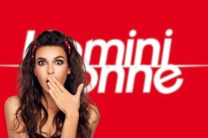 logo uomini e donne sullo sfondo e donna sorpresa in primo piano