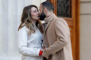 coppia che si bacia